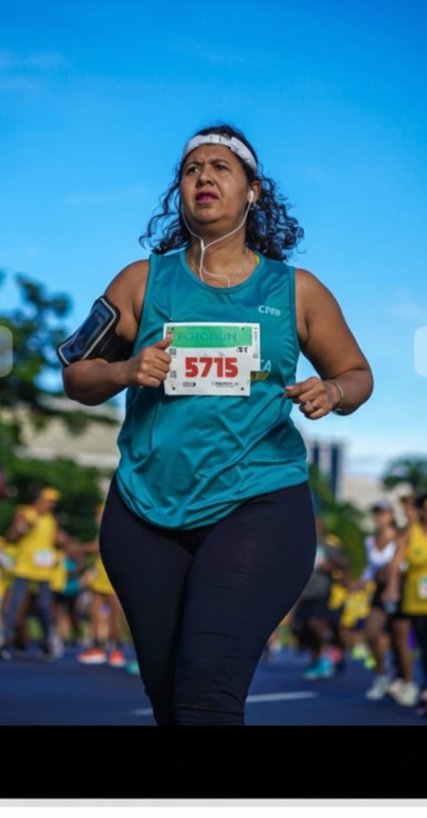 Priscilla Bento correndo em prova de rua