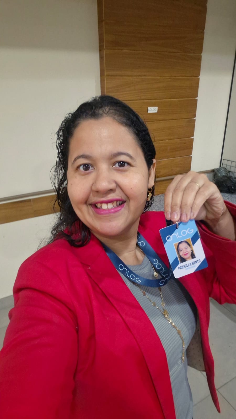 Priscilla Bento mostrando o crachá da Onlog