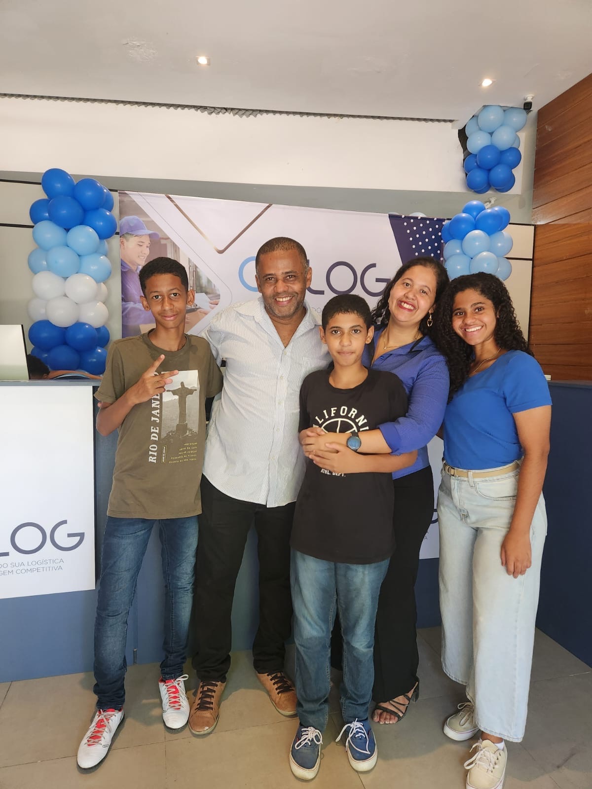 Priscilla Bento com a família na unidade da Onlog