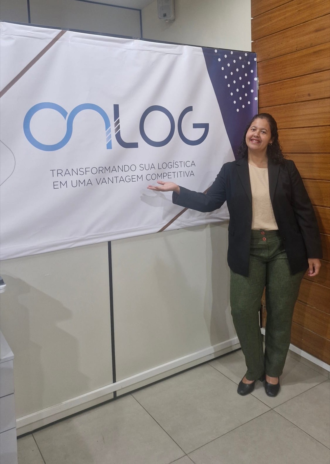 Priscilla Bento apresentando o banner da Onlog, empresa de logística